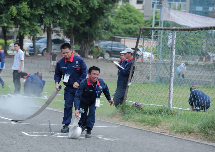 图三：3人接力消防水带